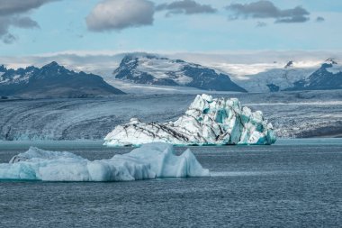 İzlanda, Avrupa 'daki Buzul Gölü Jokulsarlon. Suda büyük mavi buzdağlarıyla.