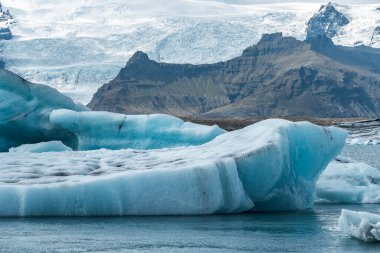 İzlanda, Avrupa 'daki Buzul Gölü Jokulsarlon. Suda büyük mavi buzdağlarıyla.