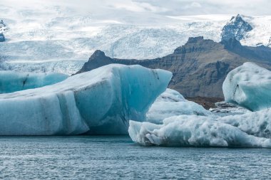 İzlanda, Avrupa 'daki Buzul Gölü Jokulsarlon. Suda büyük mavi buzdağlarıyla.