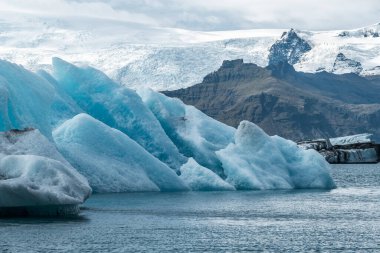 İzlanda, Avrupa 'daki Buzul Gölü Jokulsarlon. Suda büyük mavi buzdağlarıyla.