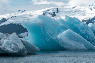 İzlanda, Avrupa 'daki Buzul Gölü Jokulsarlon. Suda büyük mavi buzdağlarıyla.
