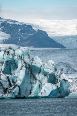 İzlanda, Avrupa 'daki Buzul Gölü Jokulsarlon. Suda büyük mavi buzdağlarıyla.