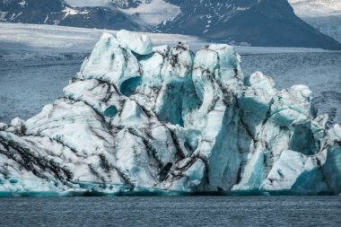 İzlanda, Avrupa 'daki Buzul Gölü Jokulsarlon. Suda büyük mavi buzdağlarıyla.
