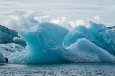 İzlanda, Avrupa 'daki Buzul Gölü Jokulsarlon. Suda büyük mavi buzdağlarıyla.