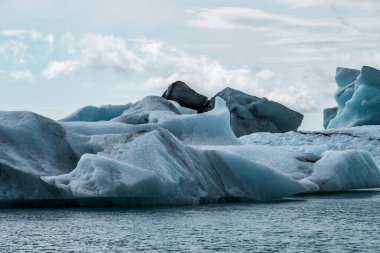 İzlanda, Avrupa 'daki Buzul Gölü Jokulsarlon. Suda büyük mavi buzdağlarıyla.