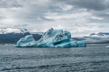 İzlanda, Avrupa 'daki Buzul Gölü Jokulsarlon. Suda büyük mavi buzdağlarıyla.