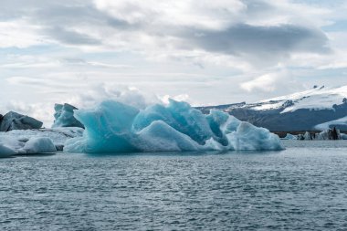 İzlanda, Avrupa 'daki Buzul Gölü Jokulsarlon. Suda büyük mavi buzdağlarıyla.