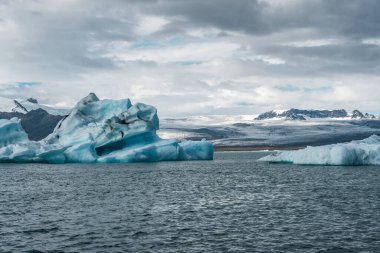 İzlanda, Avrupa 'daki Buzul Gölü Jokulsarlon. Suda büyük mavi buzdağlarıyla.