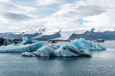 İzlanda, Avrupa 'daki Buzul Gölü Jokulsarlon. Suda büyük mavi buzdağlarıyla.