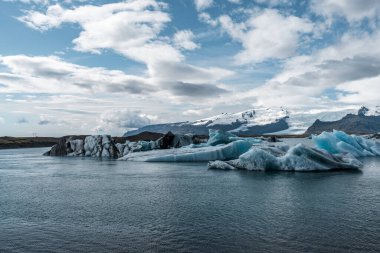 İzlanda, Avrupa 'daki Buzul Gölü Jokulsarlon. Suda büyük mavi buzdağlarıyla.