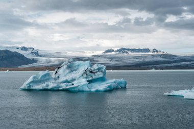 İzlanda, Avrupa 'daki Buzul Gölü Jokulsarlon. Suda büyük mavi buzdağlarıyla.