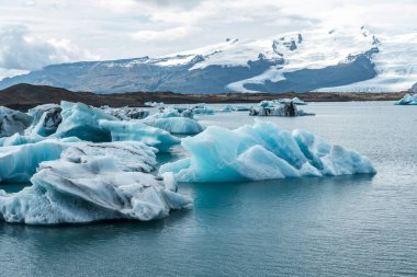 İzlanda, Avrupa 'daki Buzul Gölü Jokulsarlon. Suda büyük mavi buzdağlarıyla.