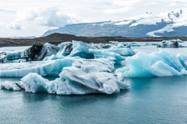 İzlanda, Avrupa 'daki Buzul Gölü Jokulsarlon. Suda büyük mavi buzdağlarıyla.