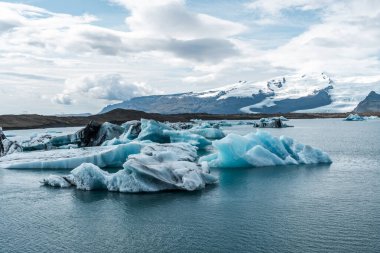 İzlanda, Avrupa 'daki Buzul Gölü Jokulsarlon. Suda büyük mavi buzdağlarıyla.