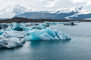 İzlanda, Avrupa 'daki Buzul Gölü Jokulsarlon. Suda büyük mavi buzdağlarıyla.