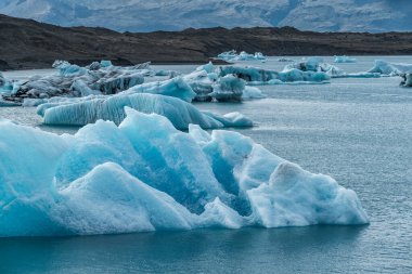 İzlanda, Avrupa 'daki Buzul Gölü Jokulsarlon. Suda büyük mavi buzdağlarıyla.