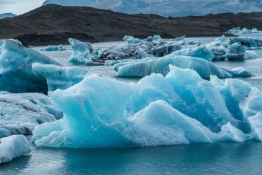 İzlanda, Avrupa 'daki Buzul Gölü Jokulsarlon. Suda büyük mavi buzdağlarıyla.
