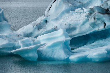 İzlanda, Avrupa 'daki Buzul Gölü Jokulsarlon. Suda büyük mavi buzdağlarıyla.