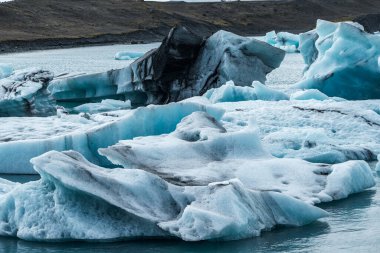 İzlanda, Avrupa 'daki Buzul Gölü Jokulsarlon. Suda büyük mavi buzdağlarıyla.