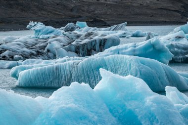 İzlanda, Avrupa 'daki Buzul Gölü Jokulsarlon. Suda büyük mavi buzdağlarıyla.