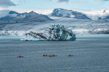 İzlanda, Avrupa 'daki Buzul Gölü Jokulsarlon. Suda büyük mavi buzdağlarıyla.