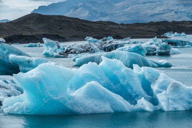 İzlanda, Avrupa 'daki Buzul Gölü Jokulsarlon. Suda büyük mavi buzdağlarıyla.