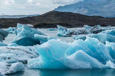İzlanda, Avrupa 'daki Buzul Gölü Jokulsarlon. Suda büyük mavi buzdağlarıyla.