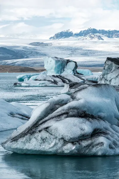 İzlanda, Avrupa 'daki Buzul Gölü Jokulsarlon. Suda büyük mavi buzdağlarıyla.