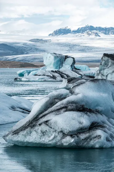 İzlanda, Avrupa 'daki Buzul Gölü Jokulsarlon. Suda büyük mavi buzdağlarıyla.