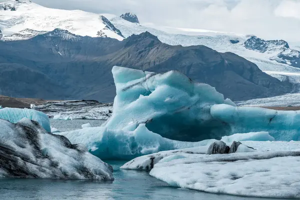 İzlanda, Avrupa 'daki Buzul Gölü Jokulsarlon. Suda büyük mavi buzdağlarıyla.