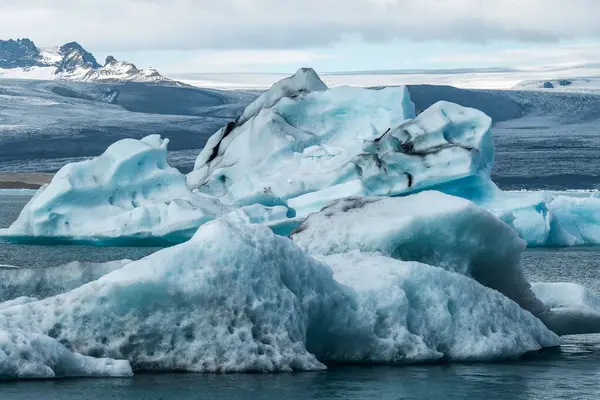 İzlanda, Avrupa 'daki Buzul Gölü Jokulsarlon. Suda büyük mavi buzdağlarıyla.