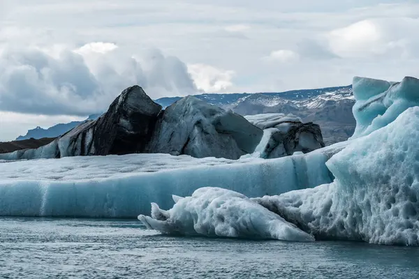 İzlanda, Avrupa 'daki Buzul Gölü Jokulsarlon. Suda büyük mavi buzdağlarıyla.