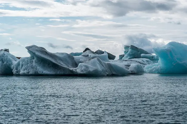 İzlanda, Avrupa 'daki Buzul Gölü Jokulsarlon. Suda büyük mavi buzdağlarıyla.