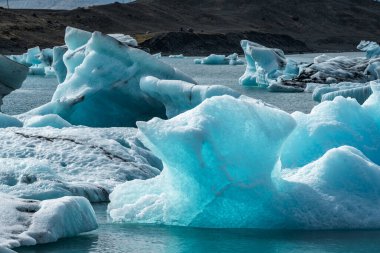 İzlanda, Avrupa 'daki Buzul Gölü Jokulsarlon. Suda büyük mavi buzdağlarıyla.