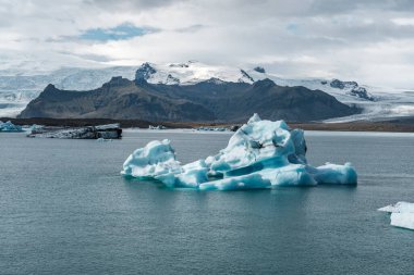 İzlanda, Avrupa 'daki Buzul Gölü Jokulsarlon. Suda büyük mavi buzdağlarıyla.