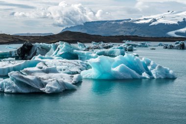 İzlanda, Avrupa 'daki Buzul Gölü Jokulsarlon. Suda büyük mavi buzdağlarıyla.