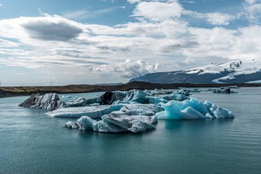 İzlanda, Avrupa 'daki Buzul Gölü Jokulsarlon. Suda büyük mavi buzdağlarıyla.