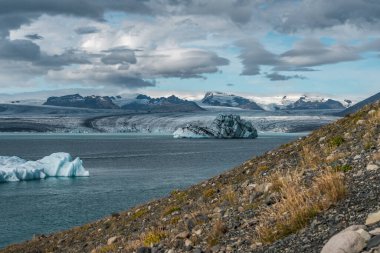 İzlanda, Avrupa 'daki Buzul Gölü Jokulsarlon. Suda büyük mavi buzdağlarıyla.