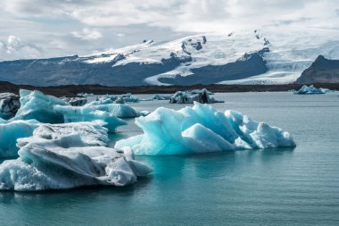 İzlanda, Avrupa 'daki Buzul Gölü Jokulsarlon. Suda büyük mavi buzdağlarıyla.