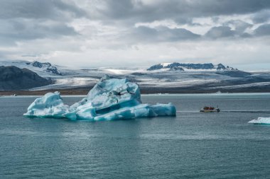 İzlanda, Avrupa 'daki Buzul Gölü Jokulsarlon. Suda büyük mavi buzdağlarıyla.