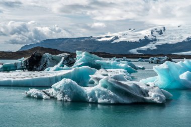İzlanda, Avrupa 'daki Buzul Gölü Jokulsarlon. Suda büyük mavi buzdağlarıyla.