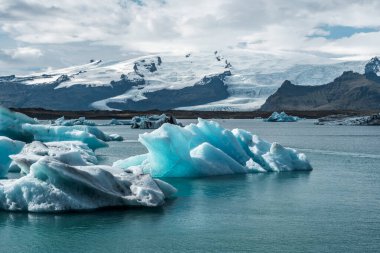 İzlanda, Avrupa 'daki Buzul Gölü Jokulsarlon. Suda büyük mavi buzdağlarıyla.