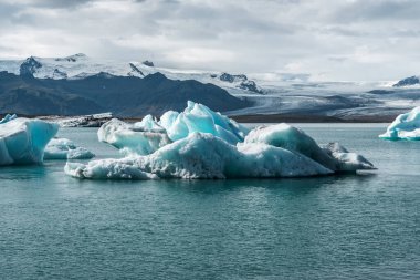 İzlanda, Avrupa 'daki Buzul Gölü Jokulsarlon. Suda büyük mavi buzdağlarıyla.