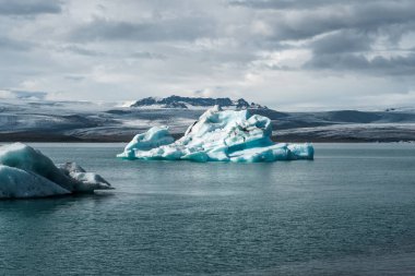 İzlanda, Avrupa 'daki Buzul Gölü Jokulsarlon. Suda büyük mavi buzdağlarıyla.