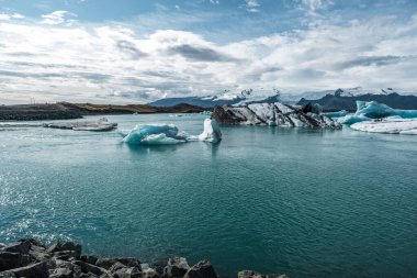 İzlanda, Avrupa 'daki Buzul Gölü Jokulsarlon. Suda büyük mavi buzdağlarıyla.