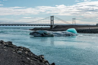 İzlanda, Avrupa 'daki Buzul Gölü Jokulsarlon. Suda büyük mavi buzdağlarıyla.