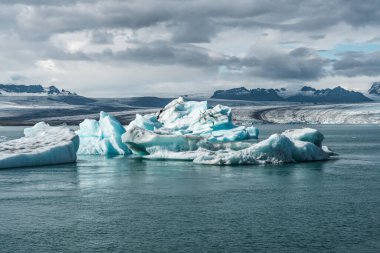 İzlanda, Avrupa 'daki Buzul Gölü Jokulsarlon. Suda büyük mavi buzdağlarıyla.