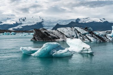 İzlanda, Avrupa 'daki Buzul Gölü Jokulsarlon. Suda büyük mavi buzdağlarıyla.