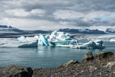 İzlanda, Avrupa 'daki Buzul Gölü Jokulsarlon. Suda büyük mavi buzdağlarıyla.