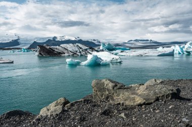İzlanda, Avrupa 'daki Buzul Gölü Jokulsarlon. Suda büyük mavi buzdağlarıyla.